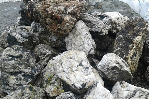 Kamenclub.ru: Черный гранит - кварцит фр. 500-1000 мм.  купить в Саратове гранит кварцит черный серый белый скальный колотый валун 9750 руб/т   фото КАМЕНЬ КЛУБ