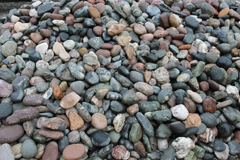Kamenclub.ru: Галька окат (цветная картошка) фр. 50-100 мм. купить  в Саратове галька природная окатанная серый белый цветной синий темно-серый коричневый округлый галечник окатанный 6800 руб/т   фото КАМЕНЬ КЛУБ