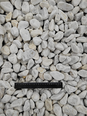 Kamenclub.ru: Мраморная крошка (щебень галтованный белый) фр.40-70 мм.  купить в Саратове мрамор белый молочный айвори окатанный округлый природный камень 17000 руб/т   фото КАМЕНЬ КЛУБ