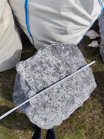 Kamenclub.ru: Черный мрамор скальник фр. 1000-1500 мм.  купить в Саратове мрамор черный белый серый крупный колотый валун ландшафтный 9000 руб/т   фото КАМЕНЬ КЛУБ