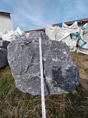 Kamenclub.ru: Черный мрамор скальник фр. 1000-1500 мм.  купить в Саратове мрамор черный белый серый крупный колотый валун ландшафтный 9000 руб/т   фото КАМЕНЬ КЛУБ