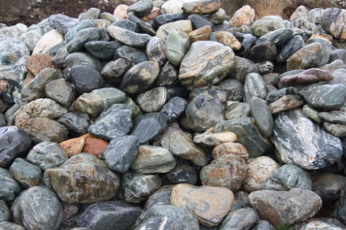 Kamenclub.ru: Ландшафтные валунчики фр.100-500 мм.  купить в Саратове крупный природный камень серый, темно-серый, светло-серый речной валун крупный 4800 руб/т   фото КАМЕНЬ КЛУБ