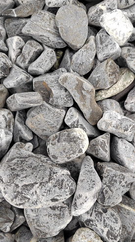 Kamenclub.ru: Щебень галтованный черный (мрамор) фр.40-70 мм.  купить в Саратове мрамор черный с белыми прожилками, черный, белый щебень галтованный округлый 13500 руб/т   фото КАМЕНЬ КЛУБ