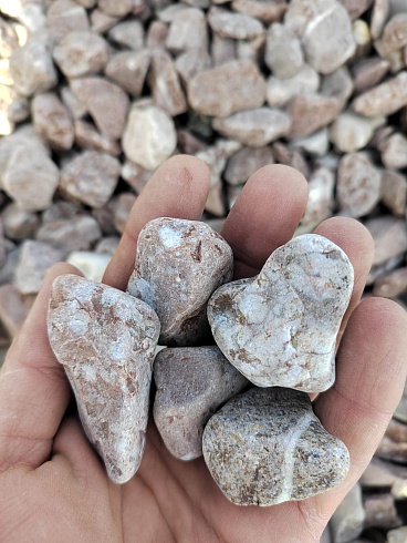 Kamenclub.ru: Мраморная крошка (щебень галтованный розовый) фр.20-40 мм.  купить в Саратове мрамор розовый, красный оголтованный округлый щебень  15000 руб/т   фото КАМЕНЬ КЛУБ