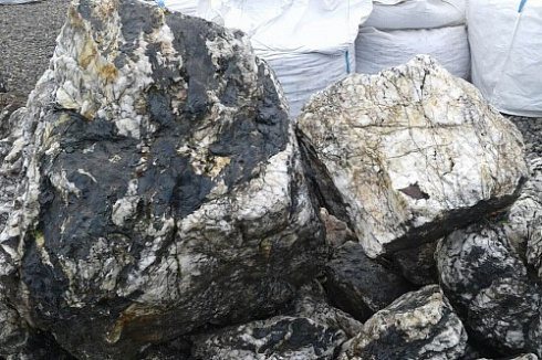 Kamenclub.ru: Черный гранит - кварцит фр. 500-1000 мм.  купить в Саратове гранит кварцит черный серый белый скальный колотый валун 9750 руб/т   фото КАМЕНЬ КЛУБ