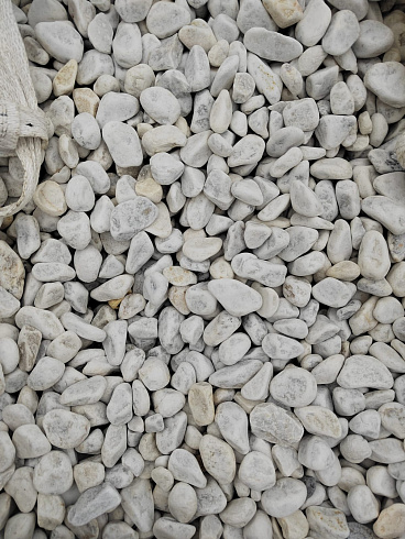 Kamenclub.ru: Мраморная крошка (щебень галтованный белый) фр.40-70 мм.  купить в Саратове мрамор белый молочный айвори окатанный округлый природный камень 17000 руб/т   фото КАМЕНЬ КЛУБ