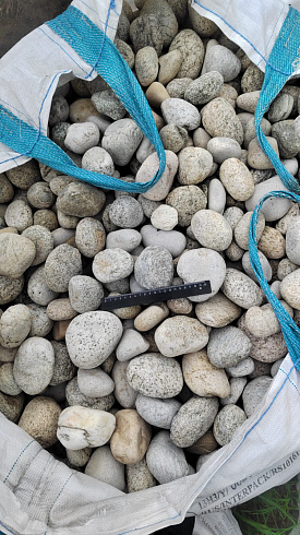 Kamenclub.ru: Галька речная окат (серо-белая) фр. 70-120 мм купить  в Саратове галька галечник бело-серая, серо-белая, серая, белая речная природная галька  8000 руб/т   фото КАМЕНЬ КЛУБ