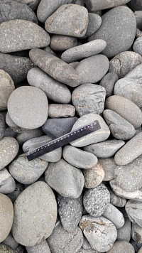 Kamenclub.ru: Галька речная окат (темно-серая) фр. 70-150 мм. купить  в Саратове галька речная темно-серая, синяя, серая речная галька округлая  8000 руб/т   фото КАМЕНЬ КЛУБ