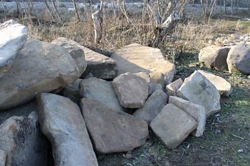 Kamenclub.ru: Песчаник плиты - плахи - пошаговые дорожки (фр. 70-150 мм)  купить в Саратове песчаник серый бежевый желтый зеленый колотый песчаник строительный 6500 руб/т   фото КАМЕНЬ КЛУБ