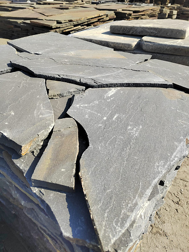 Kamenclub.ru: Песчаник пластушка светло-серый (3,0 см)  купить в Саратове песчаник светло-серый, серый песчаник рваный ландшафтный колотый 13800 руб/м3   фото КАМЕНЬ КЛУБ