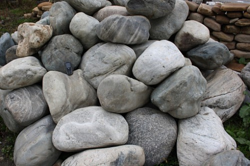 Kamenclub.ru: Речной валун Кабанчик фр.300-500 мм.  купить в Саратове крупный природный камень галька серый, темно-серый речной валун галечник масштабный 7000 руб/т   фото КАМЕНЬ КЛУБ