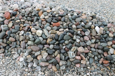 Kamenclub.ru: Галька окат (цветная картошка) фр. 50-100 мм. купить  в Саратове галька природная окатанная серый белый цветной синий темно-серый коричневый округлый галечник окатанный 6800 руб/т   фото КАМЕНЬ КЛУБ