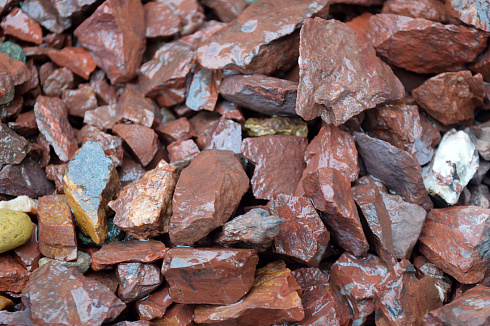 Kamenclub.ru: Щебень крошка красный (ЯШМА) фр. 10-20 мм.  купить в Саратове яшма красный, бордовый, оранжевый, рыжий декоративный каменный ландшафтный щебень колотый 9000 руб/т   фото КАМЕНЬ КЛУБ