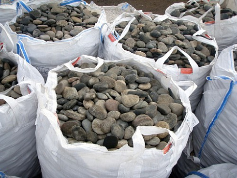 Kamenclub.ru: Галька речная плоская (ассорти) фр. 70-150 мм. купить  в Саратове галька галечник серый белый темно-серый синий светло-серый плоская природная галька  9000 руб/т   фото КАМЕНЬ КЛУБ