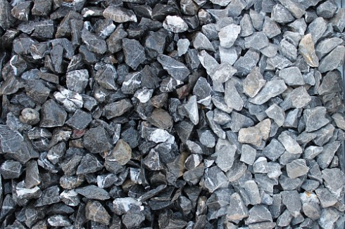 Kamenclub.ru: Щебень крошка черный (мрамор) фр. 20-40 мм.  купить в Саратове мрамор черный с белыми прожилками мраморная каменная крошка 11000 руб/т   фото КАМЕНЬ КЛУБ