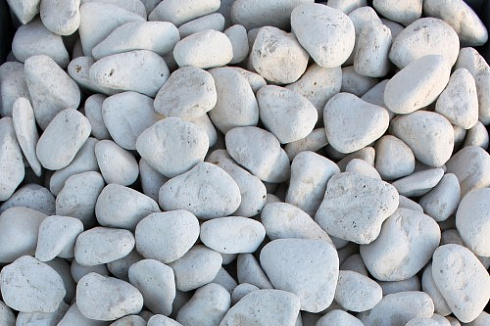 Kamenclub.ru: Мраморная крошка (щебень галтованный белый) фр.40-70 мм.  купить в Саратове мрамор белый молочный айвори окатанный округлый природный камень 17000 руб/т   фото КАМЕНЬ КЛУБ