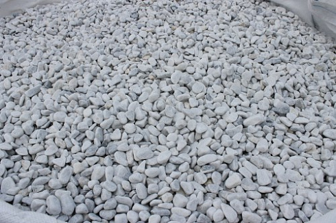 Kamenclub.ru: Мраморная крошка (щебень галтованный белый) фр.10-20 мм.  купить в Саратове мрамор белый, молочный, айвори окатанный округлый декоративный ландшафтный щебень 17000 руб/т   фото КАМЕНЬ КЛУБ