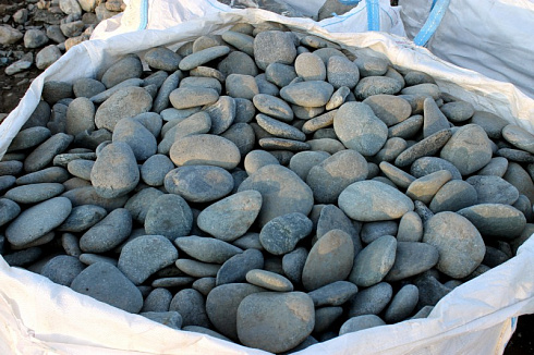 Kamenclub.ru: Галька речная плоская (темно-серая) фр. 70-150 мм. купить  в Саратове галечник природный темно-серый серый синий речная плоская природная окатанная  9000 руб/т   фото КАМЕНЬ КЛУБ
