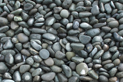 Kamenclub.ru: Галька речная окат (темно-серая) фр. 70-150 мм. купить  в Саратове галька речная темно-серая, синяя, серая речная галька округлая  8000 руб/т   фото КАМЕНЬ КЛУБ