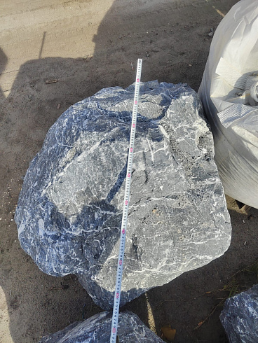 Kamenclub.ru: Черный мрамор скальник фр. 1000-1500 мм.  купить в Саратове мрамор черный белый серый крупный колотый валун ландшафтный 9000 руб/т   фото КАМЕНЬ КЛУБ