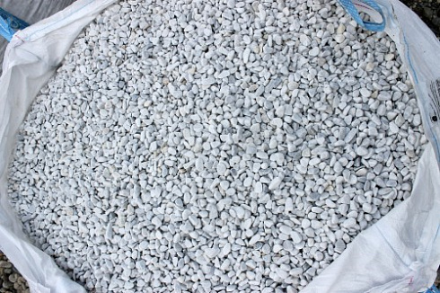 Kamenclub.ru: Мраморная крошка (щебень галтованный белый) фр.10-20 мм.  купить в Саратове мрамор белый, молочный, айвори окатанный округлый декоративный ландшафтный щебень 17000 руб/т   фото КАМЕНЬ КЛУБ