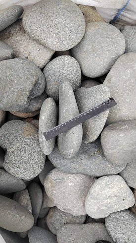 Kamenclub.ru: Галька речная плоская (темно-серая) фр. 70-150 мм. купить  в Саратове галечник природный темно-серый серый синий речная плоская природная окатанная  9000 руб/т   фото КАМЕНЬ КЛУБ