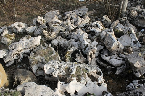 Kamenclub.ru: Выветренный известняк (степной) фр. 500-1500 мм.  купить в Саратове    10000 руб/т   фото КАМЕНЬ КЛУБ