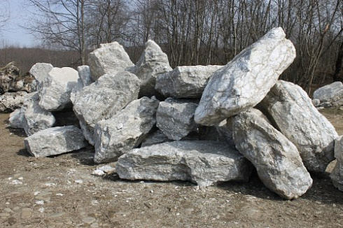 Kamenclub.ru: Мраморизированный известняк фр.500-1500 мм.  купить в Саратове    10000 руб/т   фото КАМЕНЬ КЛУБ