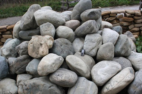 Kamenclub.ru: Речной валун Кабанчик фр.300-500 мм.  купить в Саратове крупный природный камень галька серый, темно-серый речной валун галечник масштабный 7000 руб/т   фото КАМЕНЬ КЛУБ