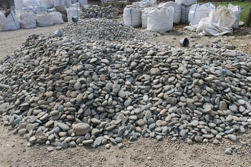 Kamenclub.ru: Галька речная плоская (ассорти) фр. 70-150 мм. купить  в Саратове галька галечник серый белый темно-серый синий светло-серый плоская природная галька  9000 руб/т   фото КАМЕНЬ КЛУБ