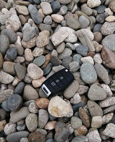 Kamenclub.ru: Галька горная речная окат (цветная) фр. 20-40 мм. купить  в Саратове галька речная серый синий бежевый белый окатанная речная галька ландшафтная 6800 руб/т   фото КАМЕНЬ КЛУБ