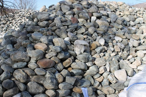 Kamenclub.ru: Ландшафтные валунчики фр.100-500 мм.  купить в Саратове крупный природный камень серый, темно-серый, светло-серый речной валун крупный 4800 руб/т   фото КАМЕНЬ КЛУБ