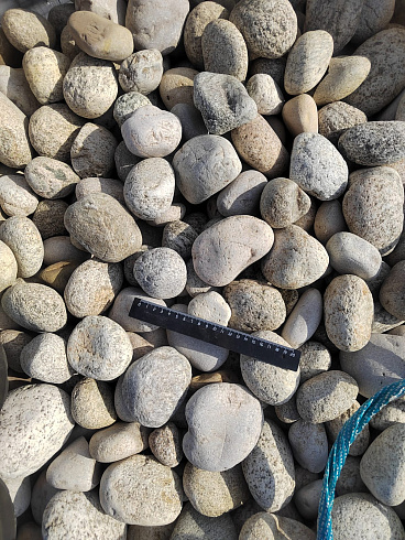 Kamenclub.ru: Галька речная окат (серо-белая) фр. 70-120 мм купить  в Саратове галька галечник бело-серая, серо-белая, серая, белая речная природная галька  8000 руб/т   фото КАМЕНЬ КЛУБ