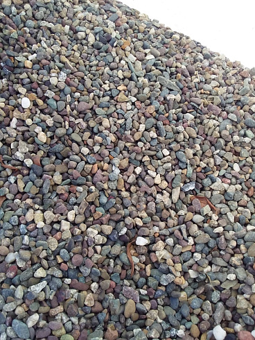 Kamenclub.ru: Галька речная окат цветная фр.5-10 мм. купить  в Саратове галька речная белый, серый, красноватый, синий, темно-серый речная окатанная галька декоративная 6800 руб/т   фото КАМЕНЬ КЛУБ