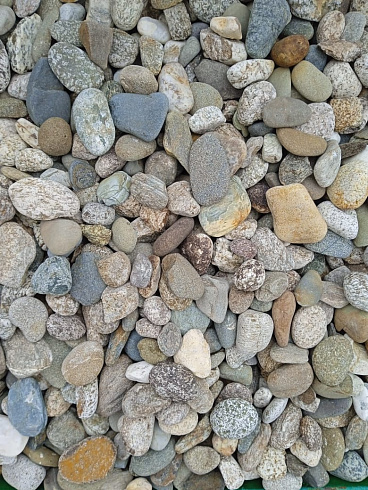 Kamenclub.ru: Галька горная речная окат (цветная) фр. 20-40 мм. купить  в Саратове галька речная серый синий бежевый белый окатанная речная галька ландшафтная 6800 руб/т   фото КАМЕНЬ КЛУБ