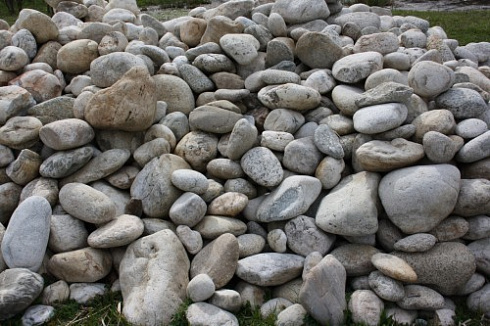 Kamenclub.ru: Бело-серый валунчик фр.100-300 мм.  купить в Саратове крупный камень для ландшафта серый, белый бело-серый валун крупная галька 4500 руб/т   фото КАМЕНЬ КЛУБ