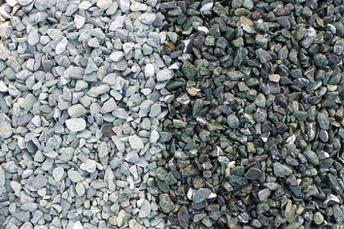 Kamenclub.ru: Мраморная крошка (щебень галтованный микс:зеленый-черный) фр.10-20 мм.  купить в Саратове мрамор зеленый, черный декоративные ландшафтные окатанные округлые камни щебня 14500 руб/т   фото КАМЕНЬ КЛУБ
