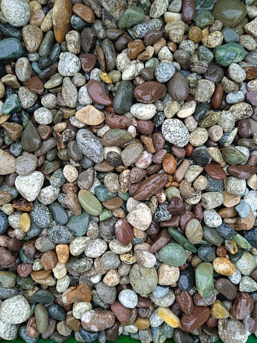 Kamenclub.ru: Галька горная речная окат (цветная) фр. 20-40 мм. купить  в Саратове галька речная серый синий бежевый белый окатанная речная галька ландшафтная 6800 руб/т   фото КАМЕНЬ КЛУБ