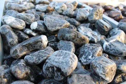 Kamenclub.ru: Щебень галтованный черный (мрамор) фр.20-40 мм.  купить в Саратове мрамор черный с белыми прожилками мрамор окатанный округлый 15000 руб/т   фото КАМЕНЬ КЛУБ