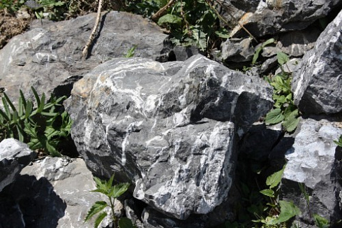 Kamenclub.ru: Черный мрамор скальник фр. 1000-1500 мм.  купить в Саратове мрамор черный белый серый крупный колотый валун ландшафтный 9000 руб/т   фото КАМЕНЬ КЛУБ