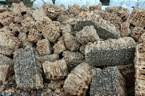 Kamenclub.ru: Крымский природный меотис фр. 100-500 мм.  купить в Саратове меотис бежевый рыжий молочный желтый ракушечник 4 500 руб/т   фото КАМЕНЬ КЛУБ