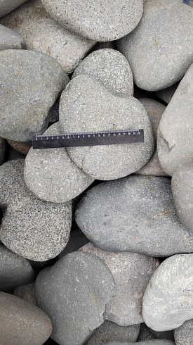 Kamenclub.ru: Галька речная плоская (темно-серая) фр. 70-150 мм. купить  в Саратове галечник природный темно-серый серый синий речная плоская природная окатанная  9000 руб/т   фото КАМЕНЬ КЛУБ