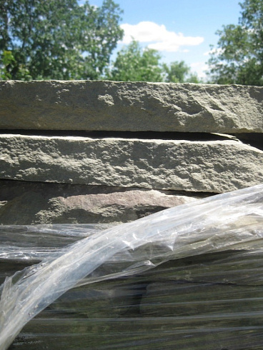 Kamenclub.ru: Песчаник пластушка серо-зеленый (3,0 см)  купить в Саратове песчаник серо-зеленый, серый, зеленый песчаник пластушка колотый рваный ландшафтный 10200 руб/м3   фото КАМЕНЬ КЛУБ