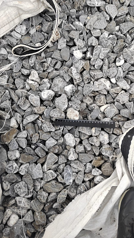 Kamenclub.ru: Щебень галтованный черный (мрамор) фр.40-70 мм.  купить в Саратове мрамор черный с белыми прожилками, черный, белый щебень галтованный округлый 13500 руб/т   фото КАМЕНЬ КЛУБ