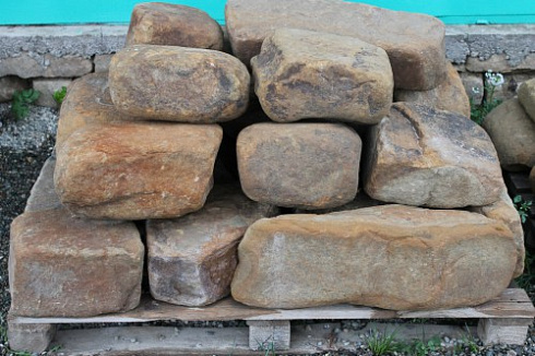 Kamenclub.ru: Песчаник для строительства и кладки (фр. 200-400 мм)  купить в Саратове песчаник бежевый серый рыжий желтый блоки для строительства из песчаника 6500 руб/т   фото КАМЕНЬ КЛУБ