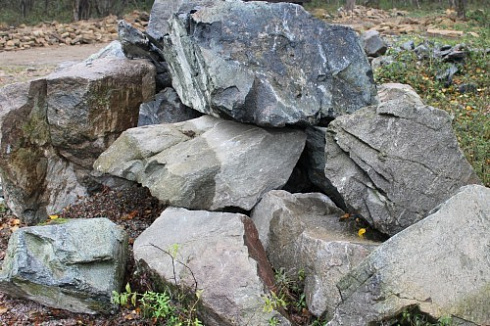 Kamenclub.ru: Змеевик скальник фр. 500-1500 мм.  купить в Саратове змеевик зеленый серый черный глыба скальная колотая 7500 руб/т   фото КАМЕНЬ КЛУБ