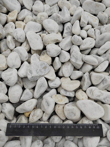 Kamenclub.ru: Мраморная крошка (щебень галтованный белый) фр.40-70 мм.  купить в Саратове мрамор белый молочный айвори окатанный округлый природный камень 17000 руб/т   фото КАМЕНЬ КЛУБ