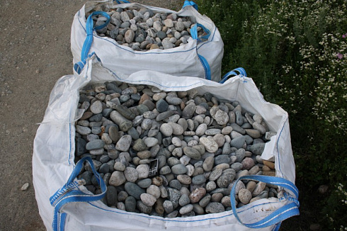 Kamenclub.ru: Галька речная окат (серая) фр.40-60 мм купить  в Саратове галька речная серый бежевый рыжий коричневый округлый речной камень 5000 руб/т   фото КАМЕНЬ КЛУБ