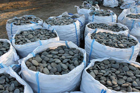 Kamenclub.ru: Галька речная плоская (темно-серая) фр. 100-200-300 мм. купить  в Саратове галька речная плоская темно-серый, серый, синий речной галечник плоский 9000 руб/т   фото КАМЕНЬ КЛУБ