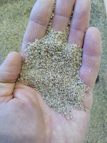 Кварцевый песок для площадок фр. 0,6-1,2 мм.  купить в Саратове фото Камень Клуб